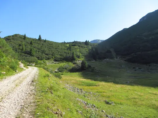 Busa della Pesa, proseguire lungo la strada