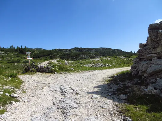 Incrocio per Cima XII, proseguire sulla strada principale
