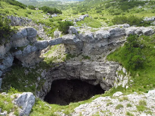 La voragine e l'arco di pietra