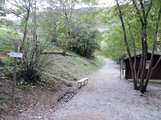 Passaggio nei pressi della biglietteria del parco avventura