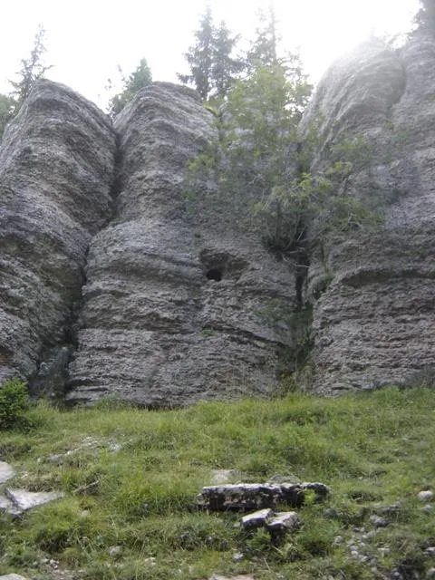 Monte Castelgomberto - postazioni ricavate nella roccia