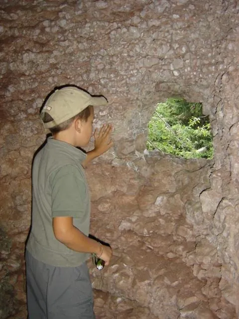 Monte Castelgomberto - postazioni ricavate nella roccia