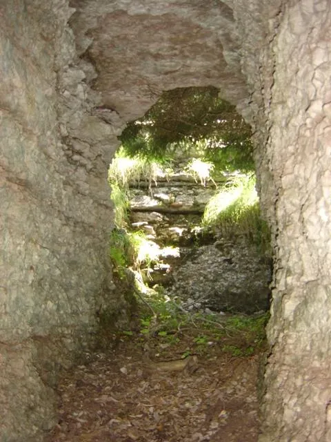 Monte Castelgomberto - postazioni ricavate nella roccia