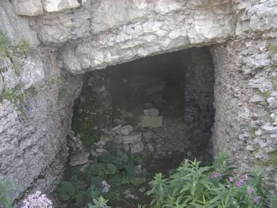 Monte Castelgomberto - postazioni ricavate nella roccia