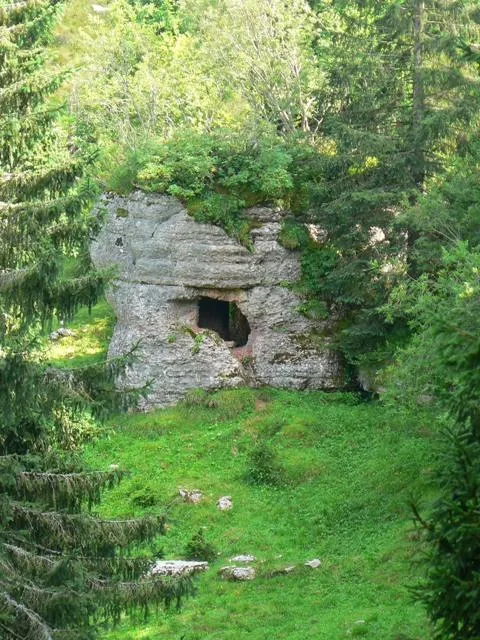 Monte Castelgomberto - postazioni ricavate nella roccia