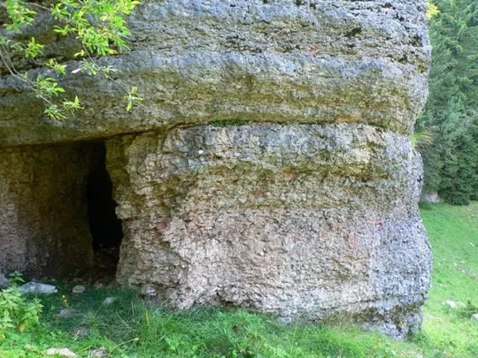 Monte Castelgomberto - postazioni ricavate nella roccia