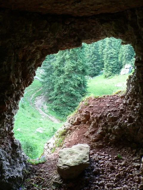 Monte Castelgomberto - postazioni ricavate nella roccia