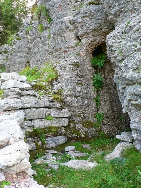 Monte Castelgomberto - postazioni ricavate nella roccia