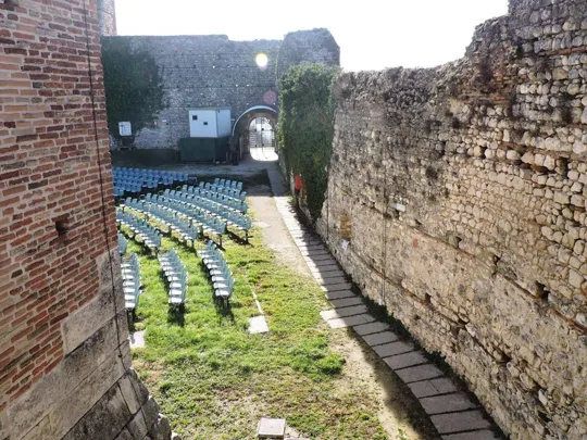 Castello di Romeo - Dentro le mura