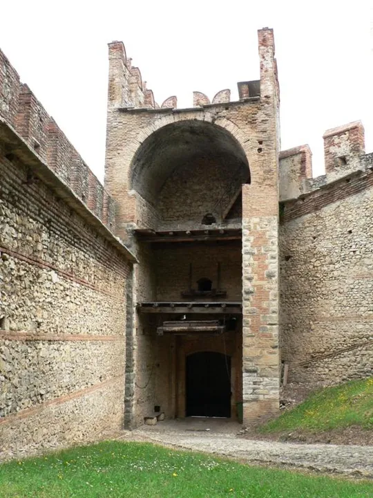Castello di Soave - Porta d'ingresso con ponte levatoio