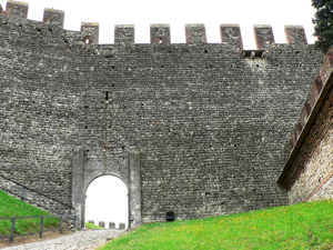 Castello di Soave - Passaggio al secondo giardino
