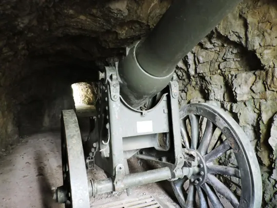 Caverna Damiano Chiesa - dentro la caverna, cannone 149/35 Mod. 1901 in acciaio di fabbricazione italiana