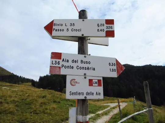 Le indicazioni verso Passo Cinque Croci