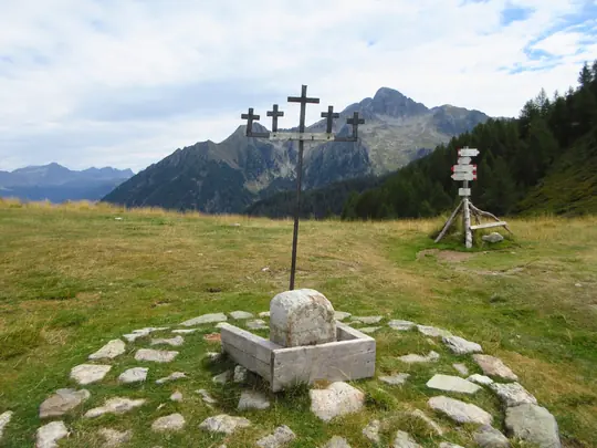 Le cinque croci che caratterizzano Passo Cinque Croci