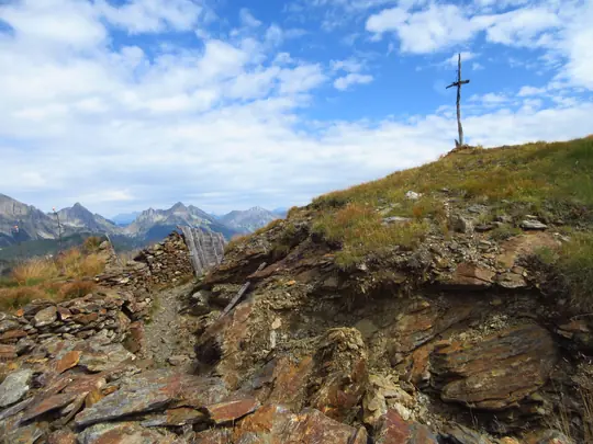 La croce vista da poco sotto Cima Socede