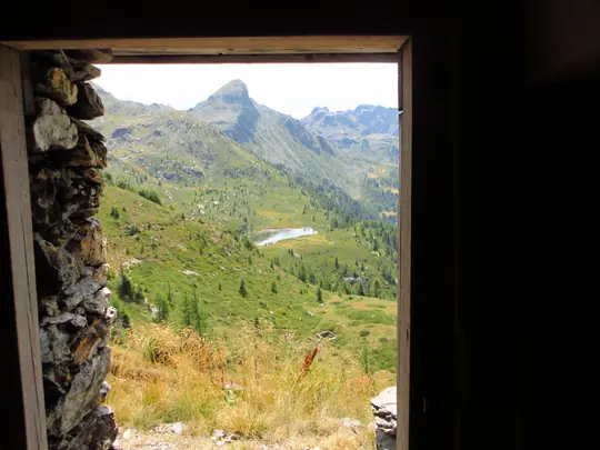 Il panorama incorniciato dall’interno del bivacco