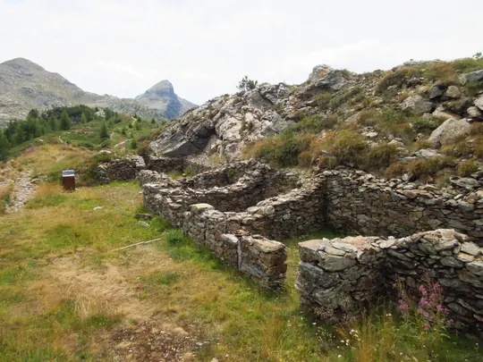 I resti dei baraccamenti nella zona della polveriera