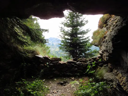 Dall’interno di una delle postazioni in caverna
