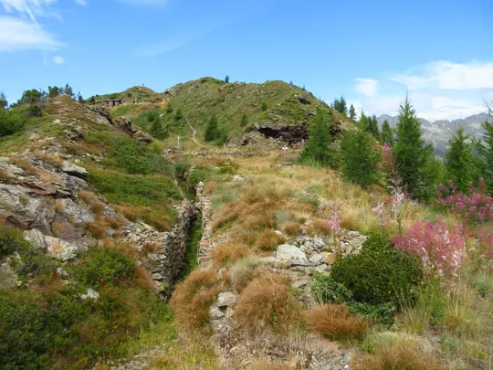 Le trincee seguono ancora il profilo della montagna