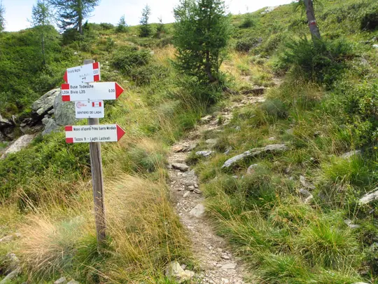 Il bivio per i Laghi di Lasteati
