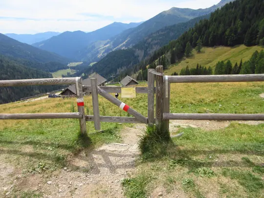 Il sentiero attraversa il recinto della malga