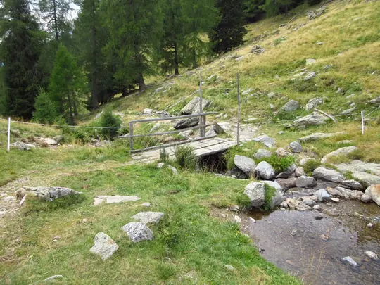 Il piccolo ponte lungo la discesa