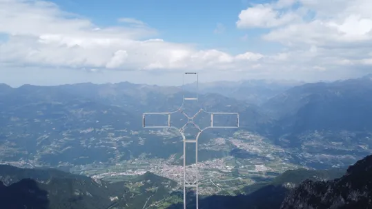Vista croce e Borgo Valsugana dal drone