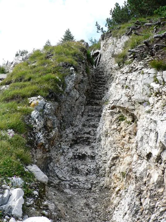 Cima Caldiera - Trincee verso il Lozze