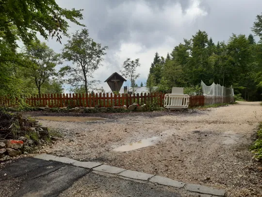 Incrocio dopo il confine, procedere dritto sulla strada principale