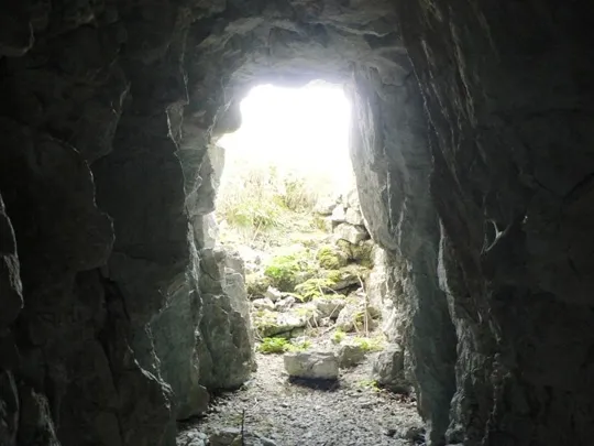 Grotta nei pressi della cima