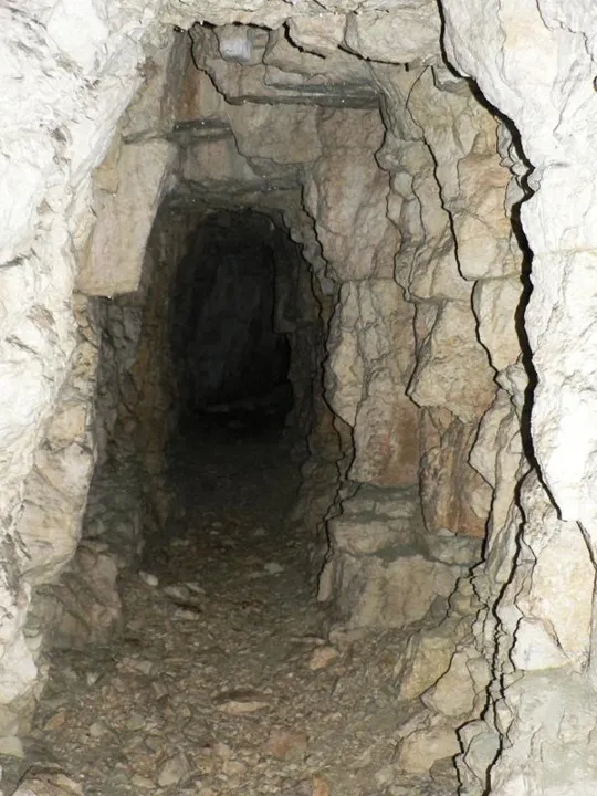 Grotta nei pressi della cima