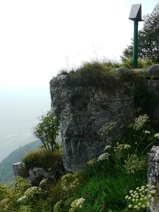 Croce sulla cima del monte Paù