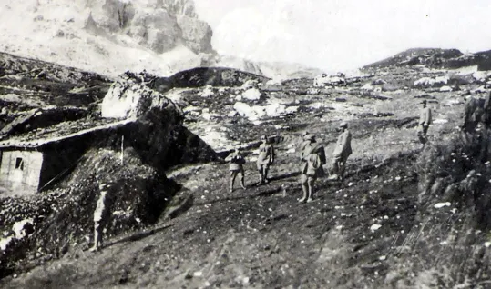 Il Re Vittorio Emmanuele III visita alle 5 torri; nelle vicinanze di un magazzino