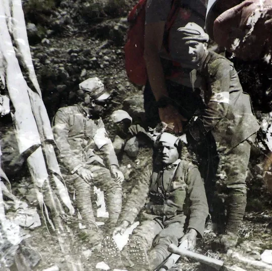 Barellieri che prestano le prime cure ad un ferito alle Cinque Torri