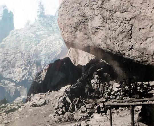 Ricoveri per soldati sotto i massi delle Cinque Torri