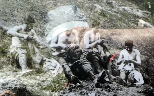 Soldati che combattono i pidocchi