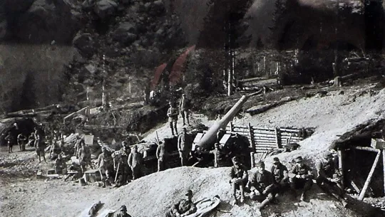 Postazioni d'artiglieria a Cianzopè sulla sinistra le 5 Torri