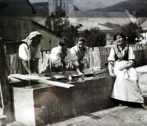Donne Ampezzane alla fonte, lavano i panni