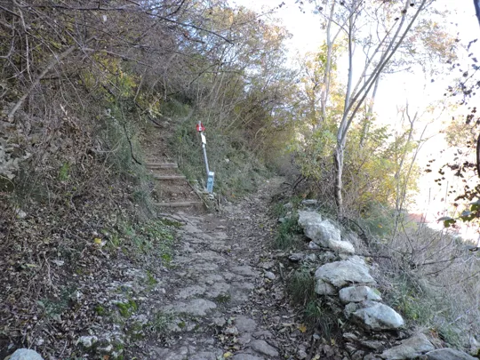 Incrocio, proseguire a destra