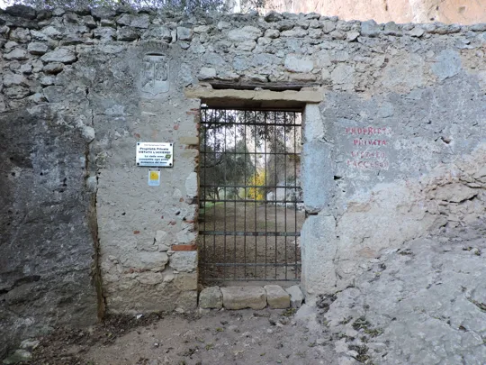 Cancello d'ingresso (aperto solo la prima domenica del mese)