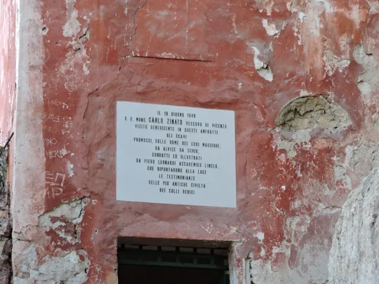 Tabella sopra la porta della cappella