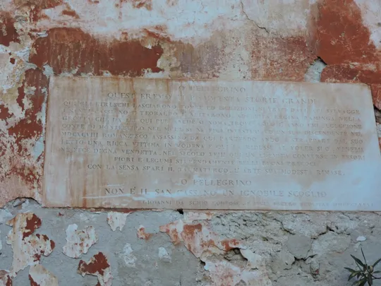 Tabella sopra la porta interna al giardino