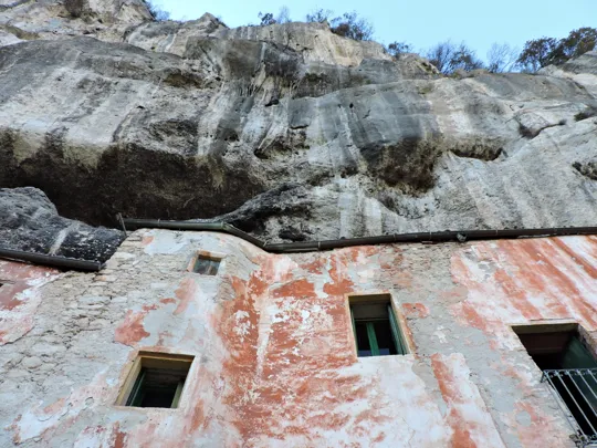 L'eremo e la copertura di roccia