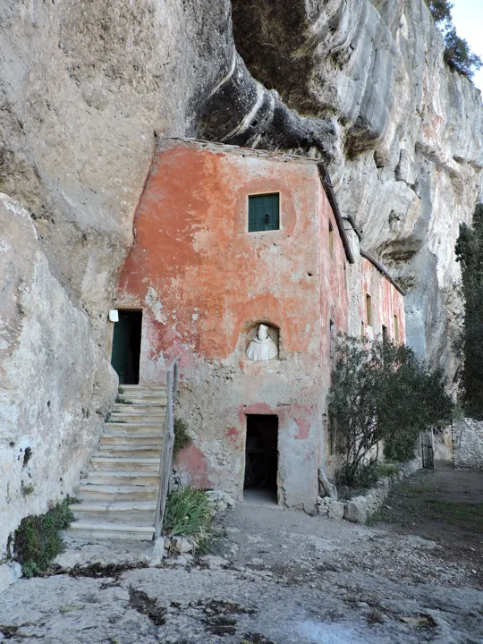 L'eremo visto dall'interno del giardino