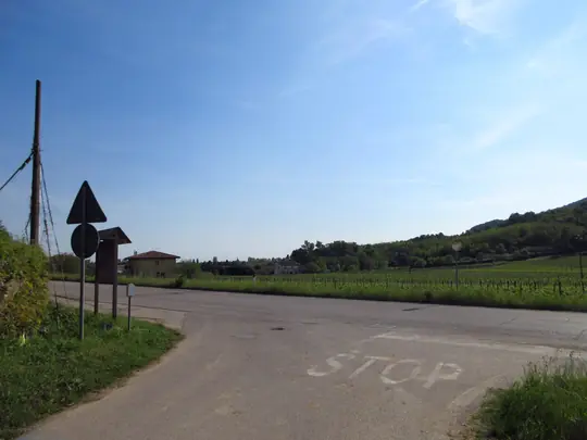 Incrocio con la strada provinciale, proseguire a sinistra