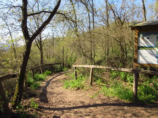 Si prosegue a sinistra all'incrocio