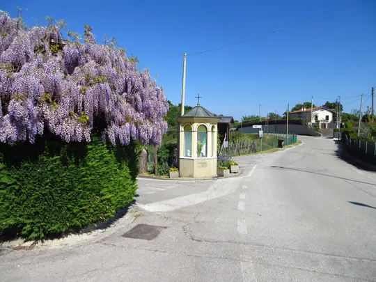 Prima del capitello proseguire a sinistra