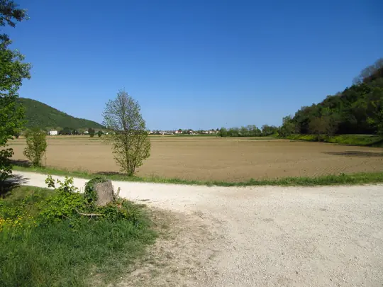 Dettaglio dell'incrocio, proseguire a sinistra