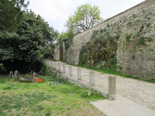 Muro di cinta verso l'uscita posteriore