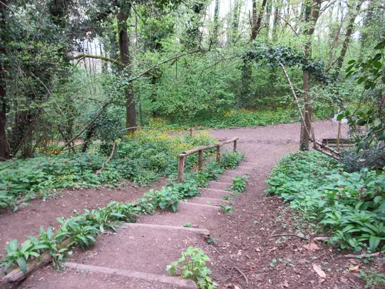 Di nuovo alla scaletta, proseguire a destra